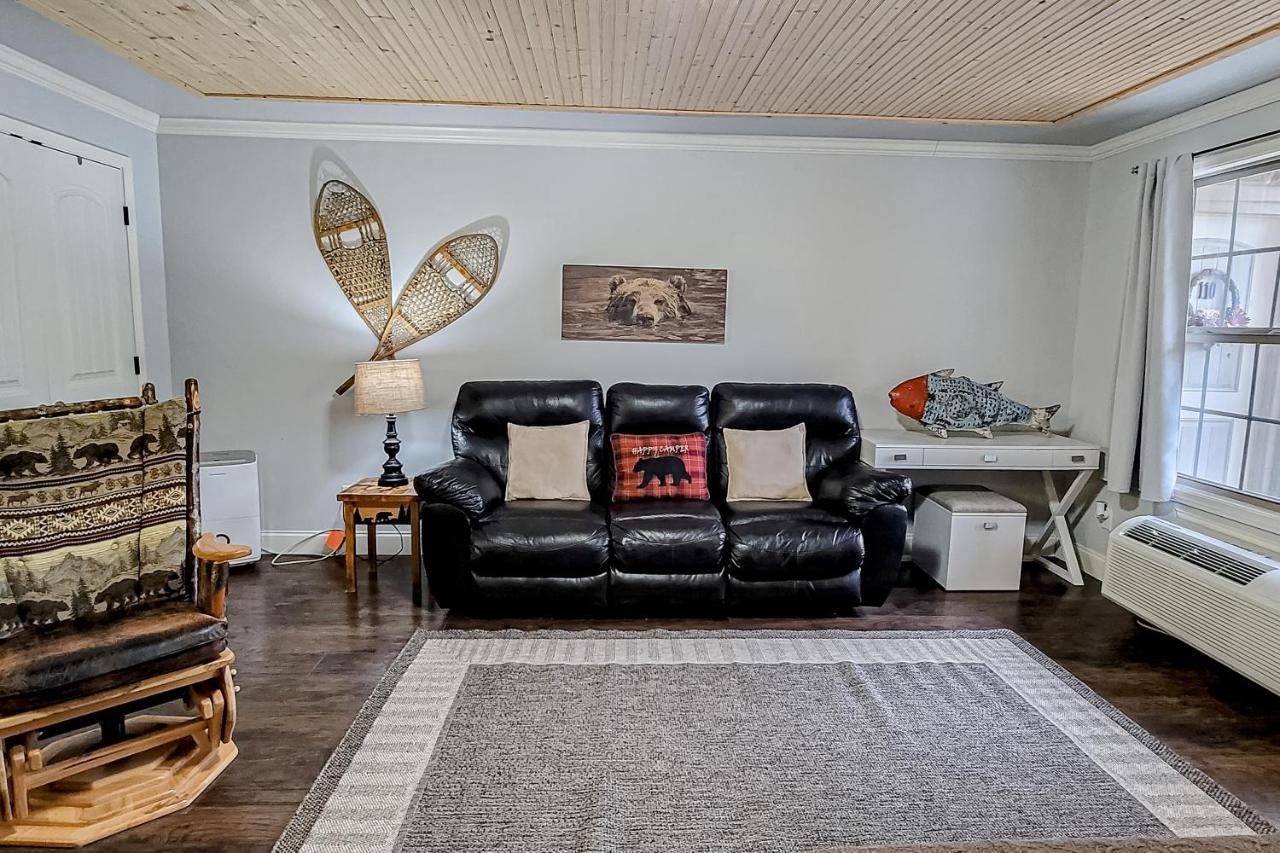 Little River Loft & Riverfront Gem Townsend Room photo