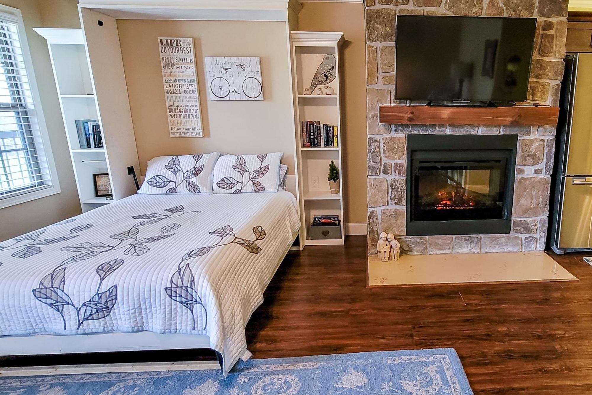 Little River Loft & Riverfront Gem Townsend Room photo
